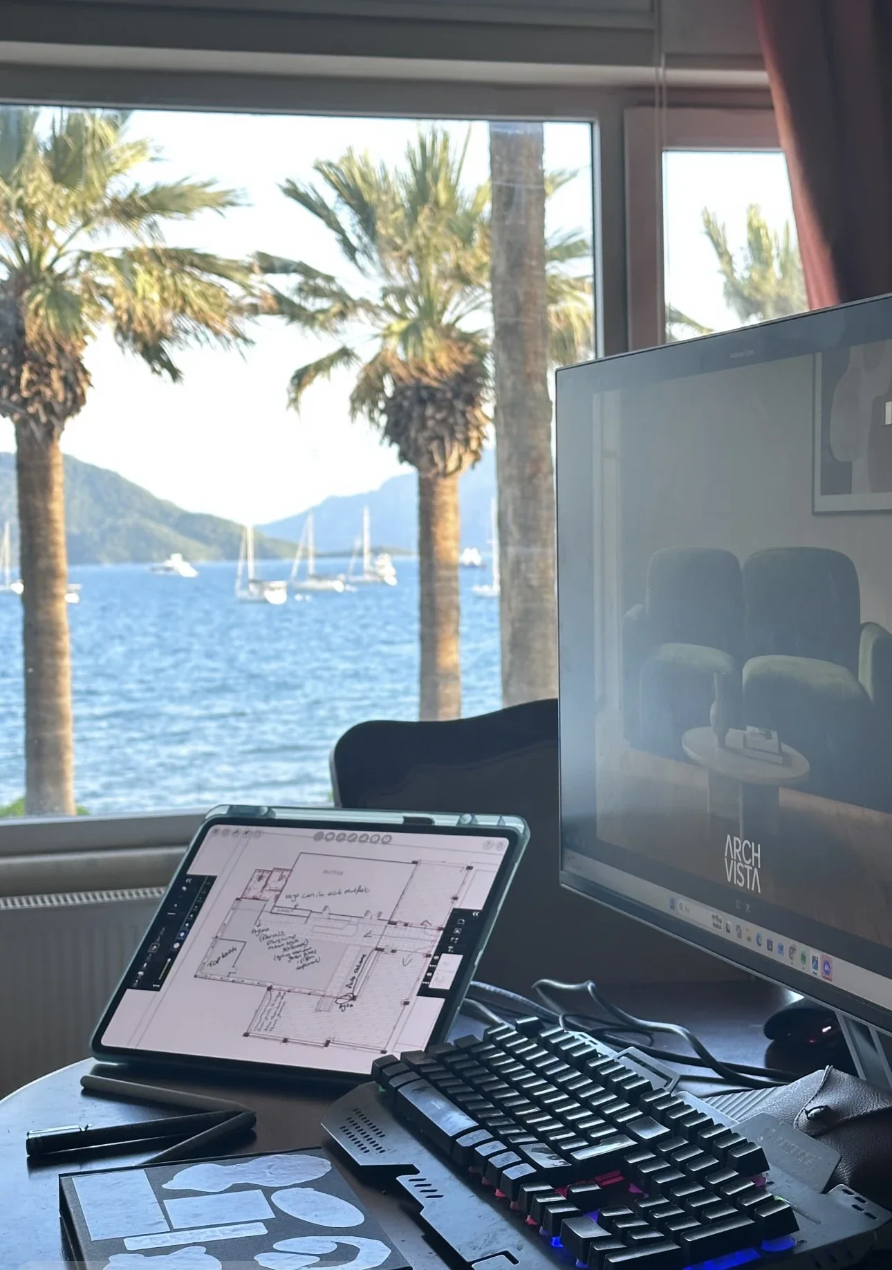 Archvista Design stüdyosunda deniz manzaralı çalışma masası